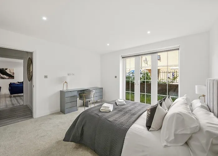 Drake House Apt 3 In Staines - Free Parking - Heathrow - Thorpe Park