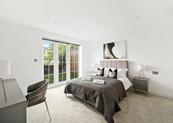 Drake House Apt 3 In Staines - Free Parking - Heathrow - Thorpe Park