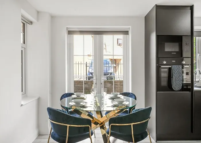 Drake House Apt 3 In Staines - Free Parking - Heathrow - Thorpe Park